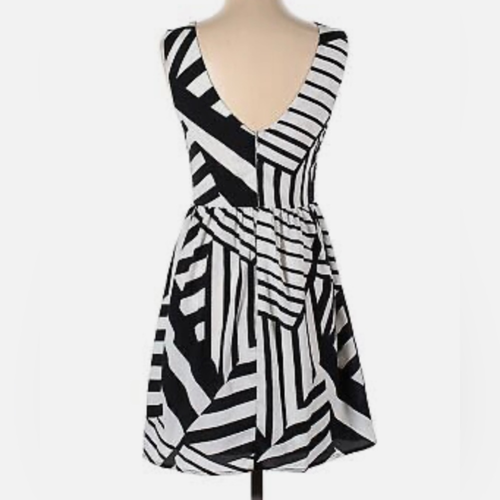 Everly Black & White Abstract Striped Cocktail Dress SZ Small - Picture 5 of 12